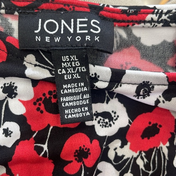Jones New York Women's Red Floral Topp - Picture 9 of 12